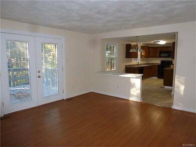 Great Light and Airy Family Room with Laminate Flo