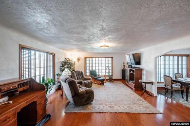 Beutifull hard wood flooring with super insulated walls.