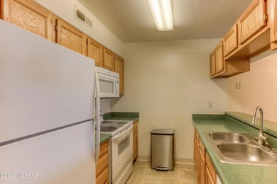 8 Kitchen photo b-2