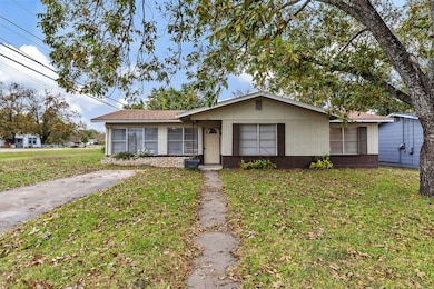 332 W Burbank St, Fredericksburg, TX 78624 - photo 2