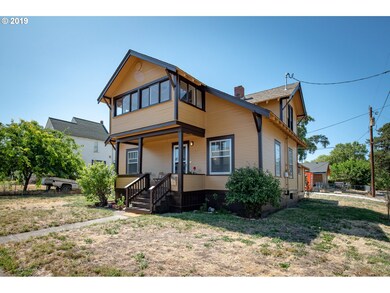 922 W 10th St, the Dalles, OR 97058 - photo 2