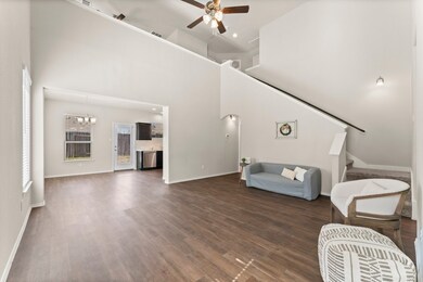 Soaring ceilings/2nd floor loft
