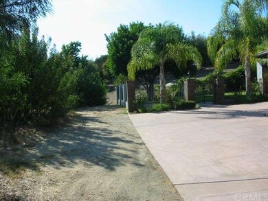VIEW FROM STREET TO SHARED DRIVEWAY WITH NEIGHBORS