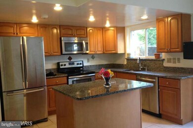 1598 Goldenrain Ct, Reston, VA 20190 - photo 2