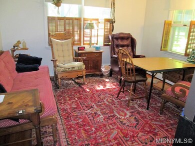 Den/ Etra Bedroom