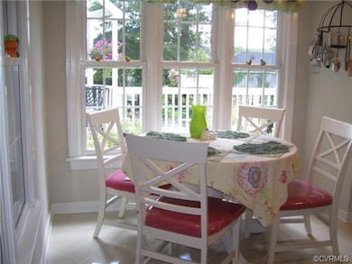 Breakfast Bay Window--very light and bright