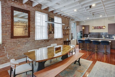 Gorgeous dining room kitchen flow, easy for entert
