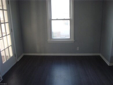 DINING ROOM. LAMINATE FLOORING