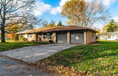 300 Mayfair Dr, Lincoln, IL 62656 - photo 2