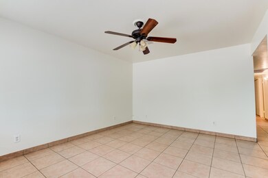 1428 S Hedge-8