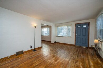 Large family room w/ HW floors