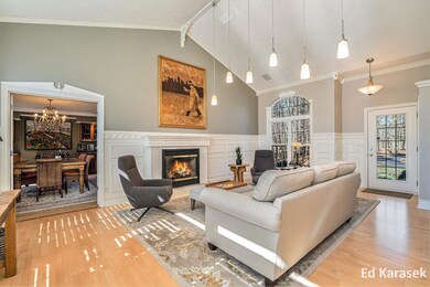 6130 King's Way - Living RoomDSC00044