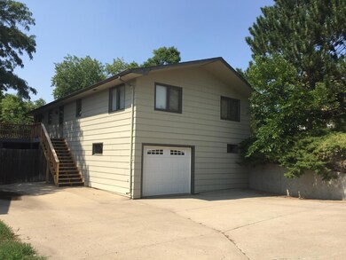 Walk-out basement, tuckunder garage