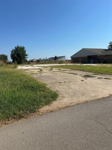 310 W 37th St, Shawnee, OK 74804 - photo 3