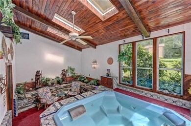 Relax and have your coffee in the hot tub in the m