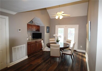 Breakfast / Dining Area