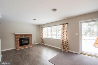 1428 Thies Dr, Pasadena, MD 21122 - photo 4