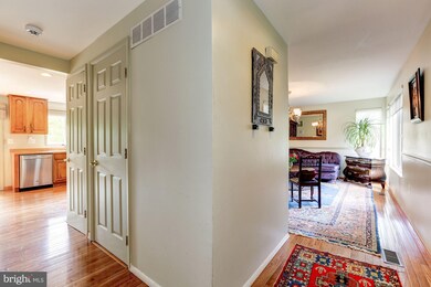 20429 Watkins Meadow Dr, Germantown, MD 20876 - photo 3
