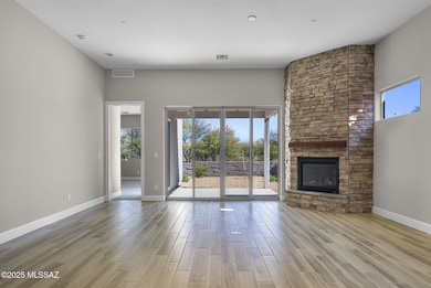 Living Room w Fireplace