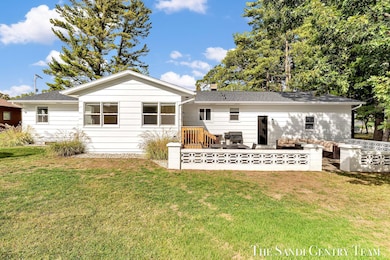 904 E Savidge St, Spring Lake, MI 49456 - photo 2