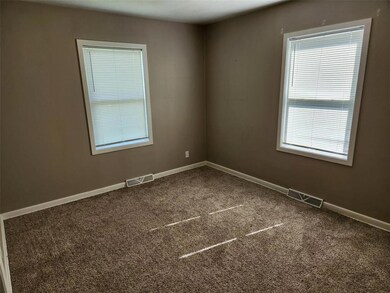 107 E Willman St, Hiawatha, IA 52233 - photo 4