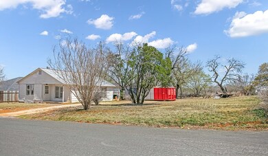 911 Hill St, Fredericksburg, TX 78624 - photo 3