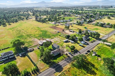 6598 Truax Rd, Central Point, OR 97502 - photo 3