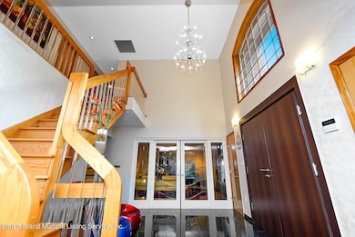 (4) ENTRY FOYER