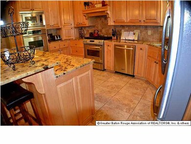 Wonderful Kitchen! Note gas cooktop with oven belo