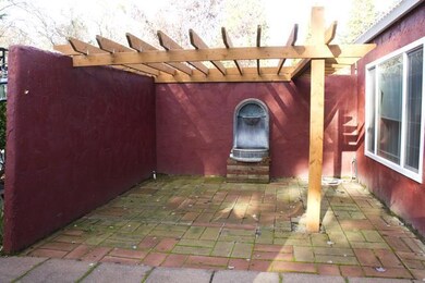 1528 NW B St, Grants Pass, OR 97526 - photo 2