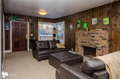 1503 I Street Anchorage AK-large-003-Liv