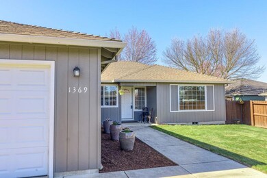 1369 Vista Dr, Central Point, OR 97502 - photo 4