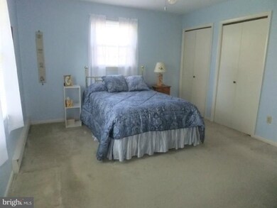 2004 Maplewood Dr, Hagerstown, MD 21740 - photo 2