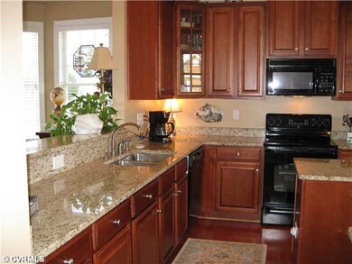 Kitchen - Wood floors, Granite Countertops, Semi-C
