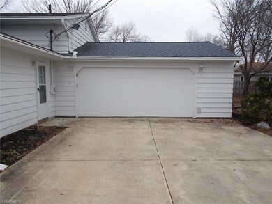 734 Oakwood Ave, Sheffield Lake, OH 44054 - photo 3