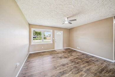 214 SE 9th St, Pryor, OK 74361 - photo 4