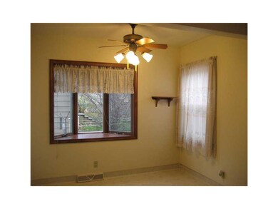 Breakfast Bar. Bay window in the breakfast nook