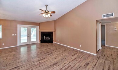4646 E Fountain Cir-large-005-001-Living