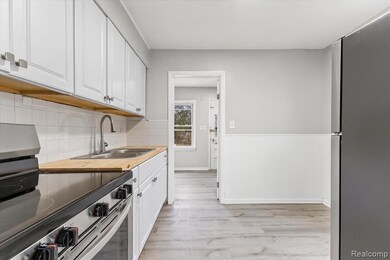 24552 Tuscany Ave, Eastpointe, MI 48021 - photo 5