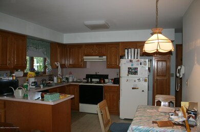 713 E Swinick Dr, Dunmore, PA 18512 - photo 3