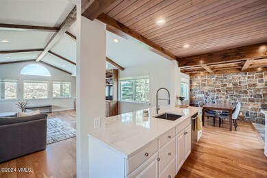 Kitchen & Dining