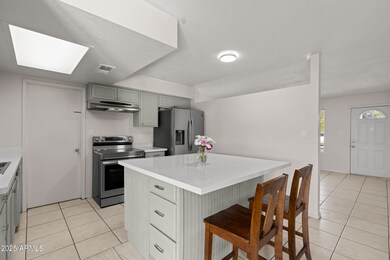 Island w Quartz Countertop