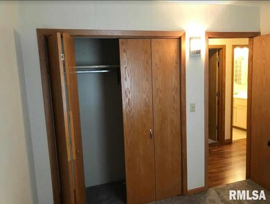 1028 W 13th St, Davenport, IA 52804 - photo 7