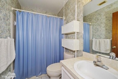 06_1675SFiskeBlvd_230H_13_MasterBathroom