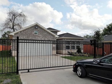 853 Ringold St, Houston, TX 77088 - photo 3