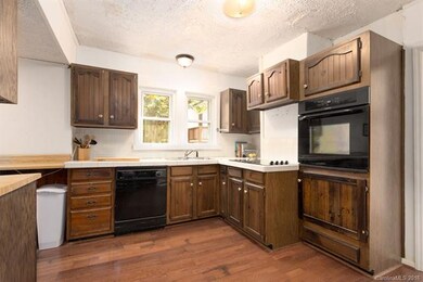Great Layout in Kitchen