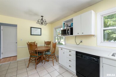 1135 Meadow Lane Dr, Bettendorf, IA 52722 - photo 4