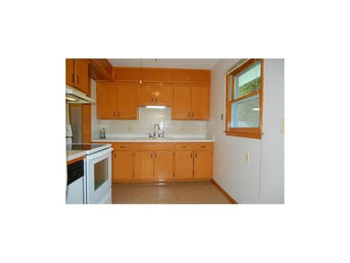 13' x 8' kitchen area with newer flat top range, v