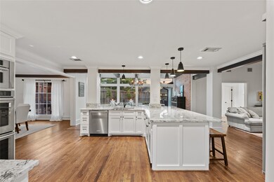 10319 Shady River Dr, Houston, TX 77042 - photo 4