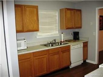 KITCHEN WITH PLENTY OF CABINETS